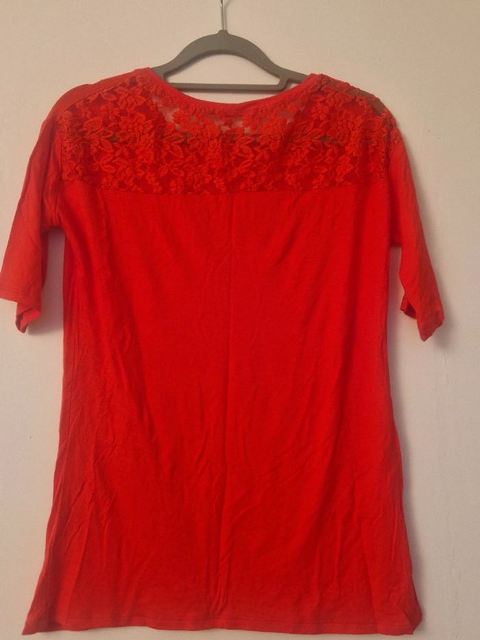 Haut rouge avec dentelle, 38/40 - photo numéro 2
