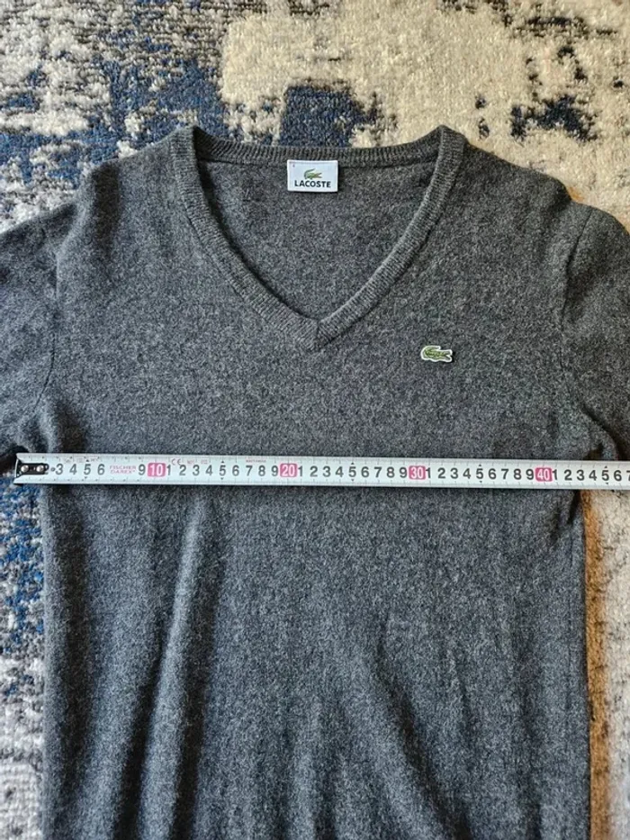 Pull en laine vierge Lacoste - Col V - Gris - Taille XS/S - Très bon état - photo numéro 4