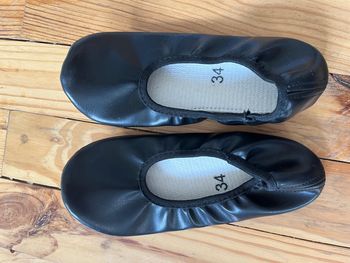 Chaussons noirs 34 neufs