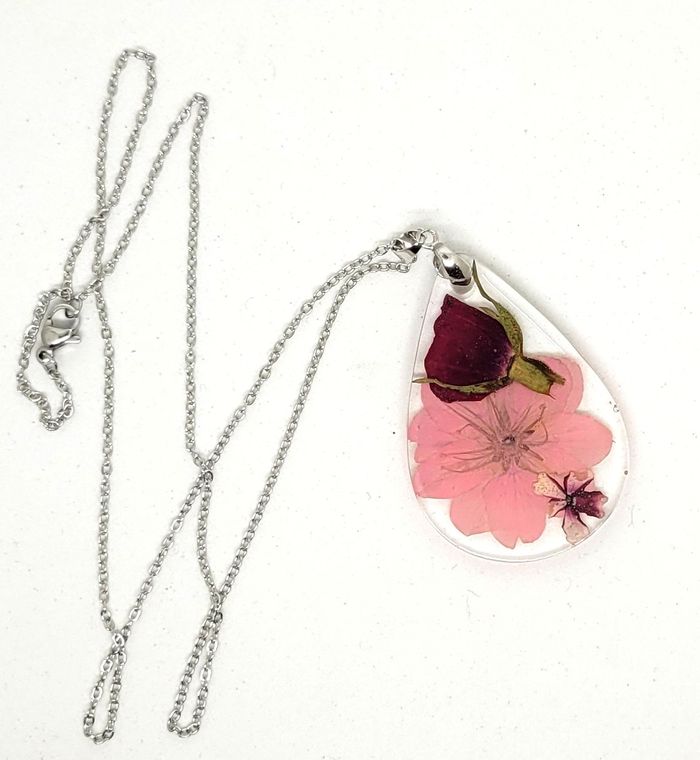 Bijoux création collier fleurs séchées mini tulipe rouge