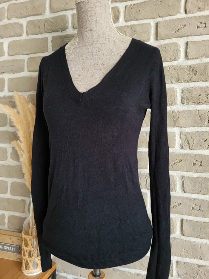 Pull col V noir Zara boutonné aux poignets - photo numéro 5