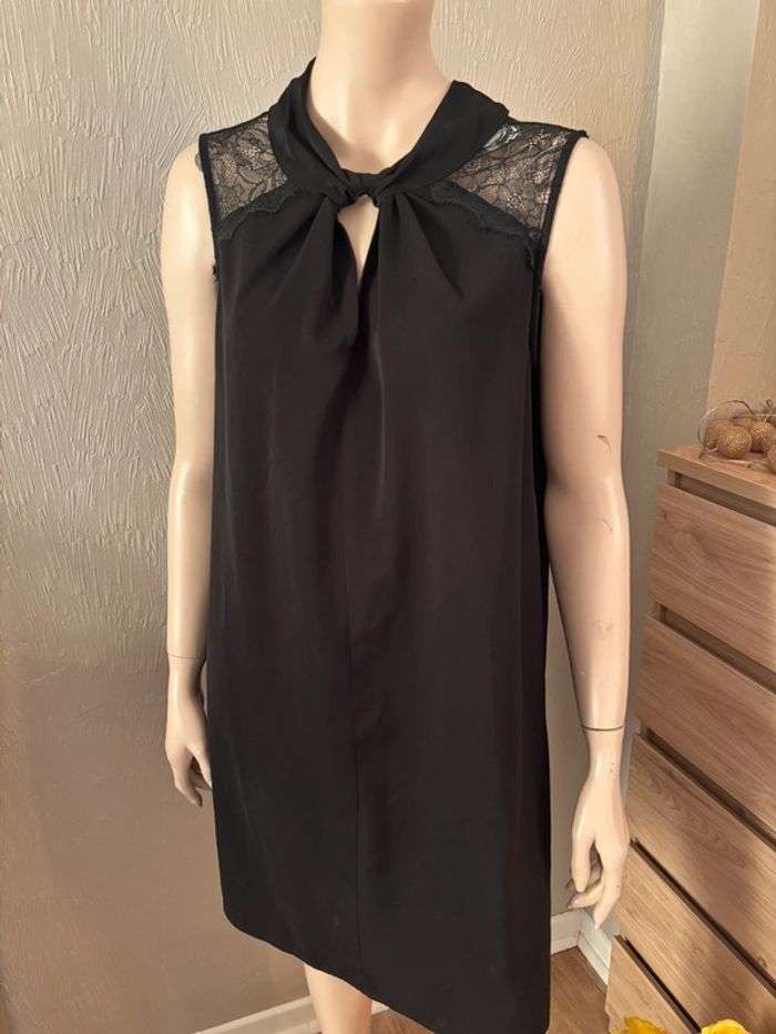 Robe noire et dentelle - photo numéro 2