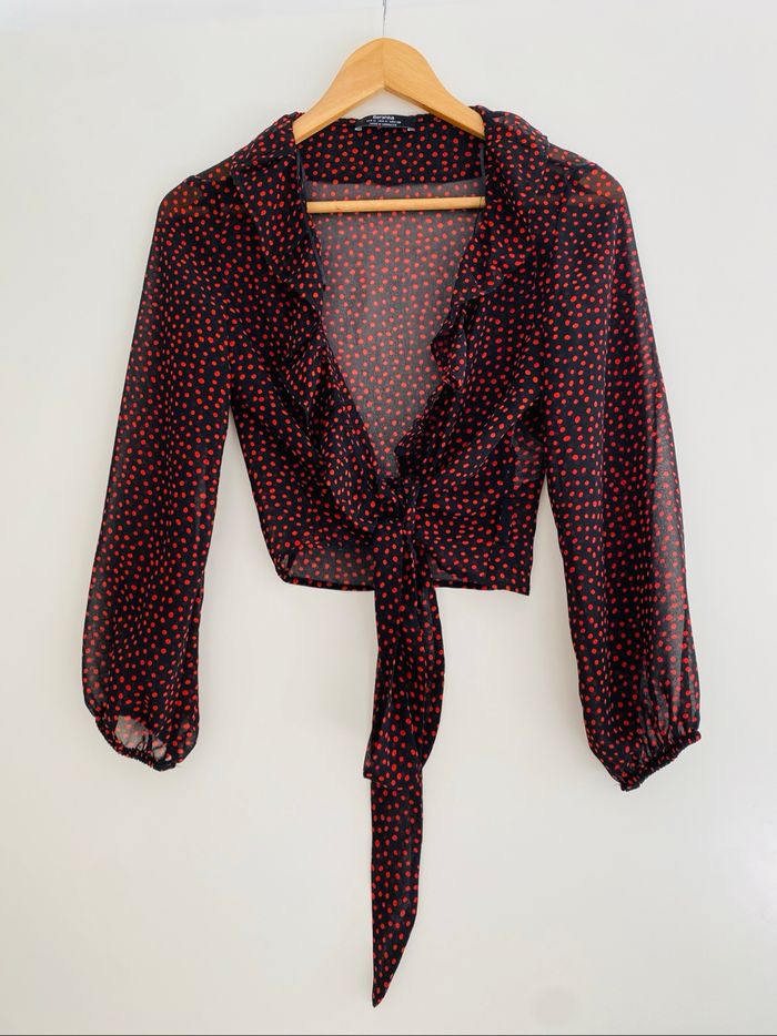 Cache-coeur noir à pois rouges en tulle