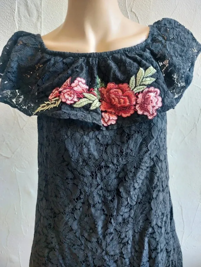 Blouse en dentelle noire avec broderie florale Taille L - photo numéro 2