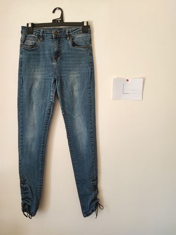 14 –Jean slim bleu avec lien ajustable en bas 👖