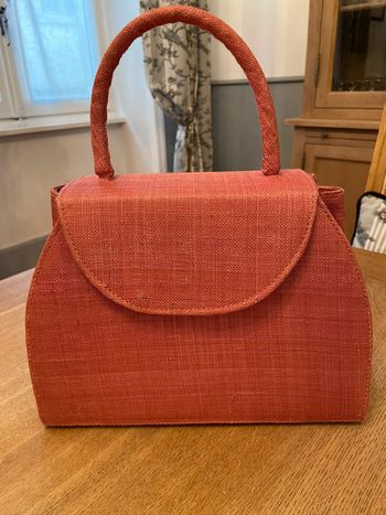 Sac à main habillé en raphia rose