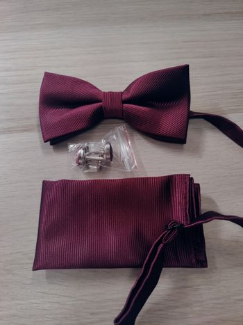 Nœud papillon bordeaux + boutons de manchettes + mouchoir de pochette 