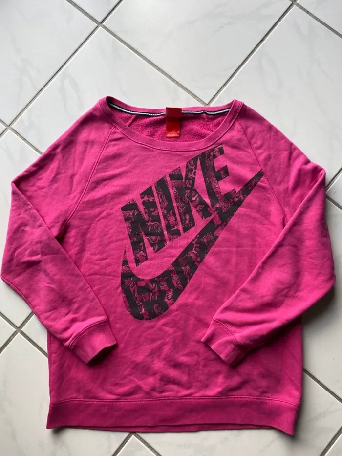Sweat Nike femme RARE Rose fuschia Taille L Logo noir effet python - photo numéro 2