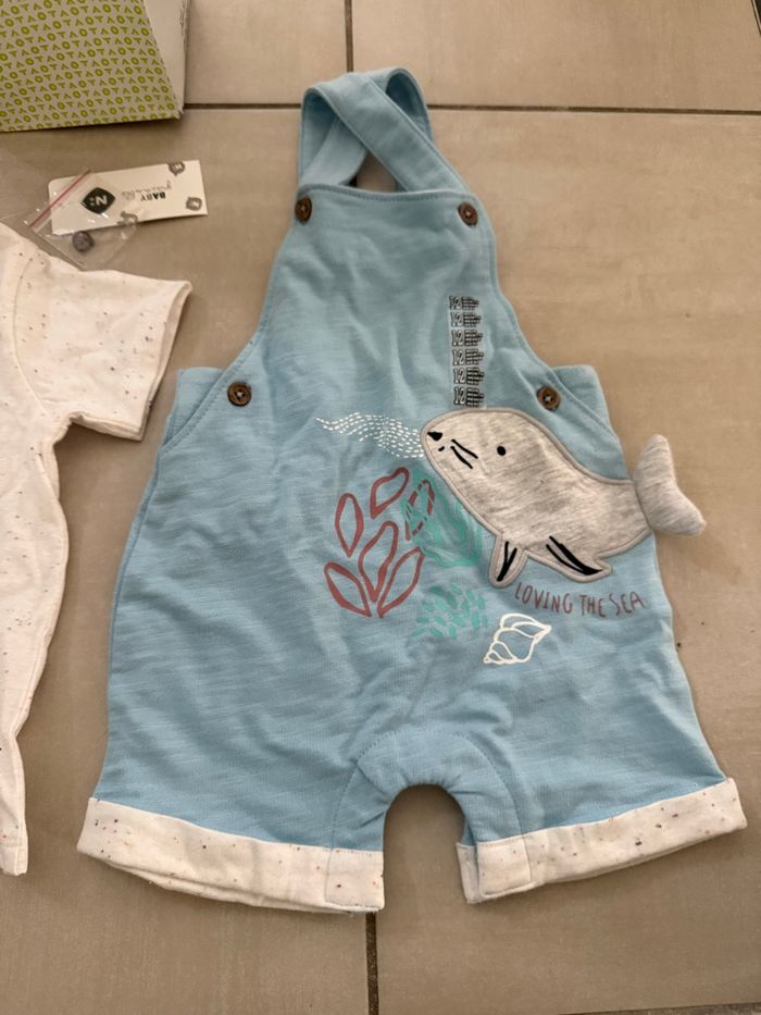 Neuf avec étiquettes et emballage cadeau ensemble salopette et t-shirt taille 12 mois - photo numéro 2