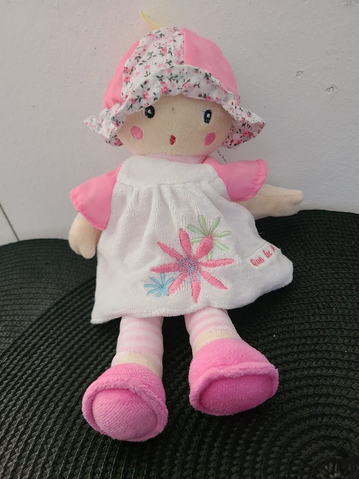 Doudou Poupée Fille Rose Robe Chapeau Fleur que du bonheur