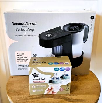 NEUFS Tommee Tippee  : Préparateur de biberons + boite de 2 biberons anti-colique  150ml
