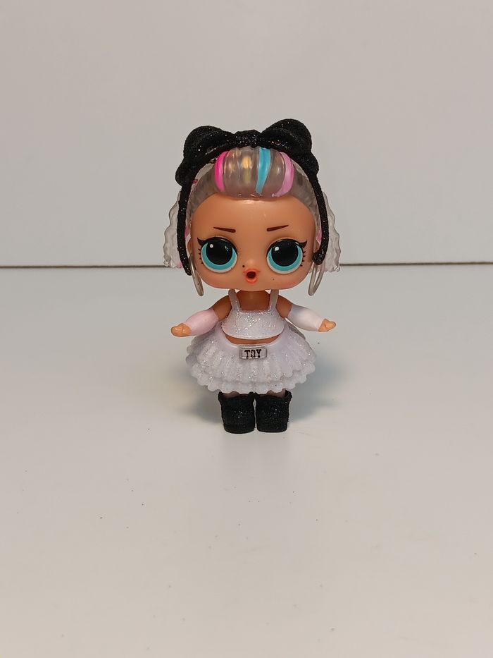 Poupée LOL Surprise Glitter Change 
Poupée et ensemble compris