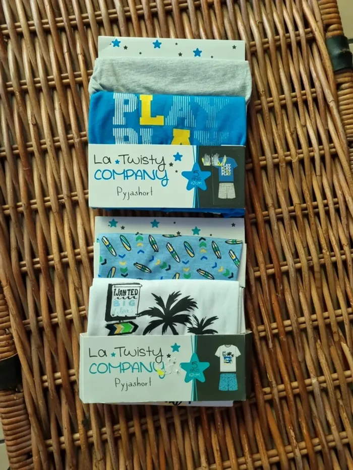 Lot de 2 pyjamas neufs garçon taille 5 ans