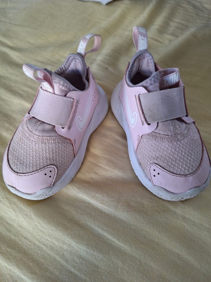 Baskets Nike Taille 21 - photo numéro 2