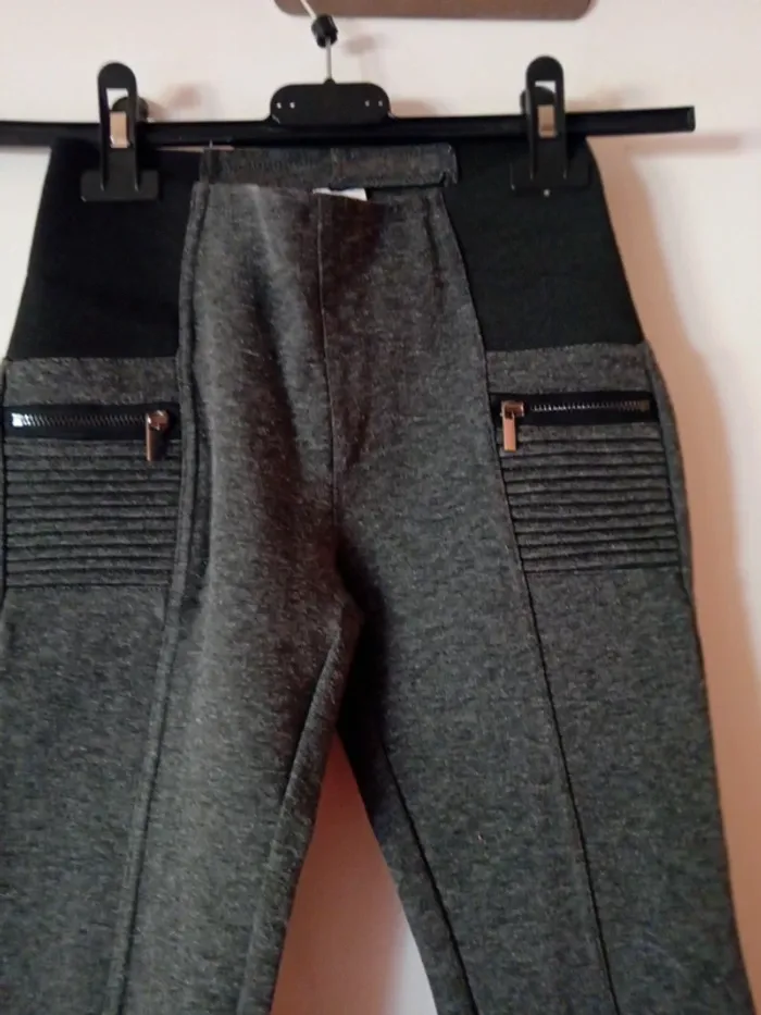 Joli legging gris. C&A. 8 ans - photo numéro 2