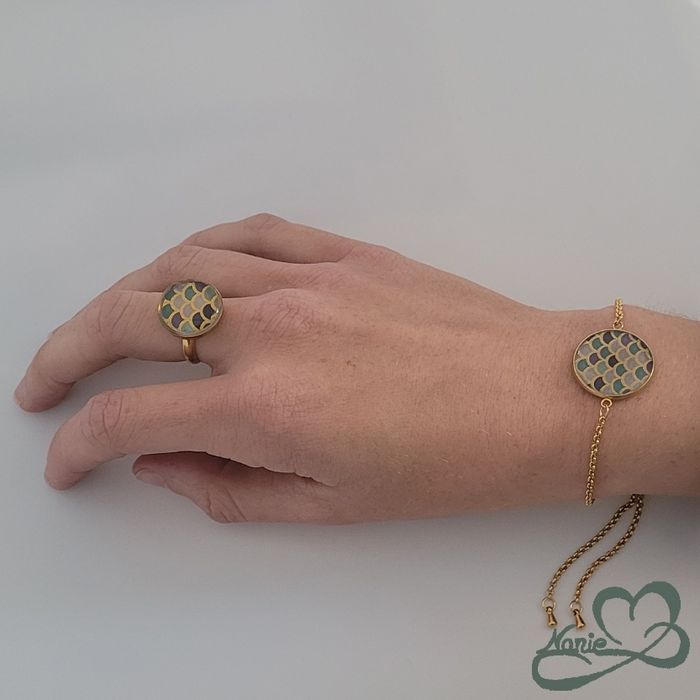 Ensemble Bague et Bracelet en résine doré avec des Écailles