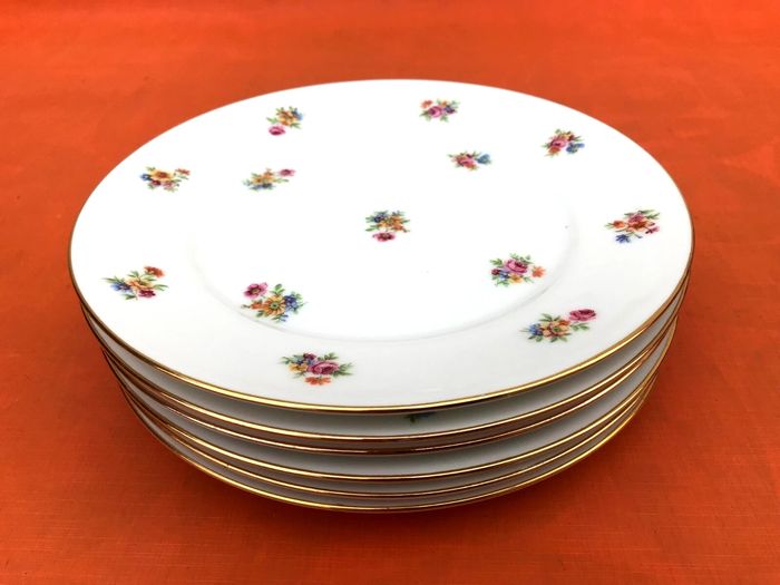 6 assiettes anciennes plates P.N France Porcelaine décor brassées de fleurs - photo numéro 7