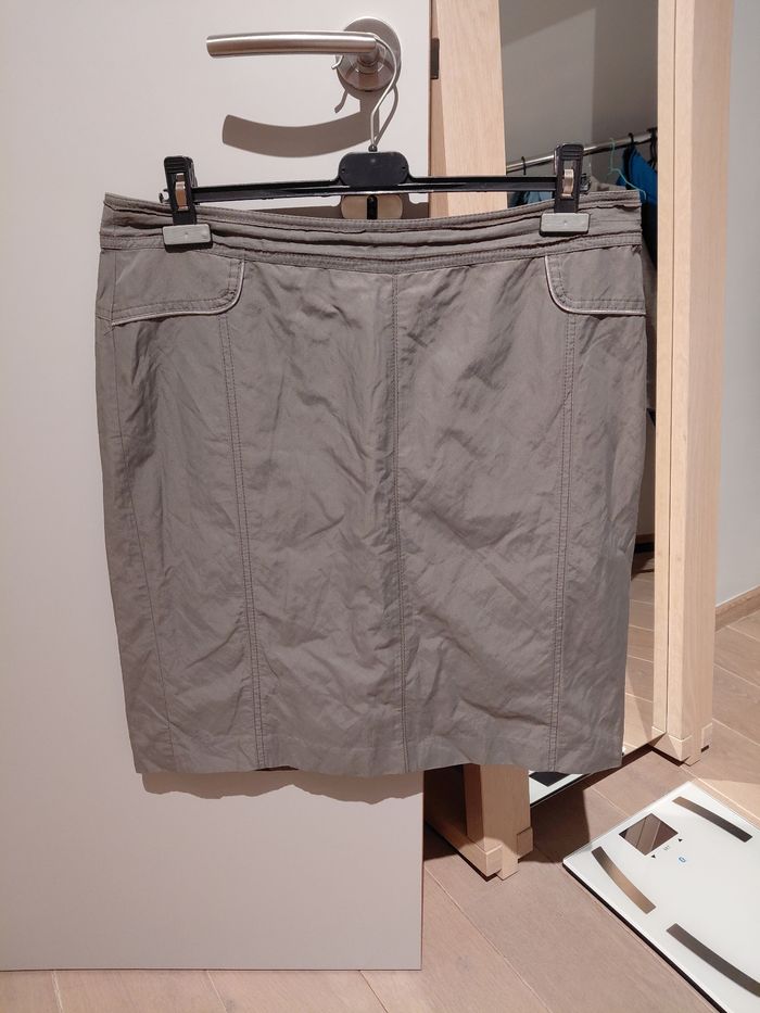 Jupe droite grise avec mini fente au derrière - photo numéro 1