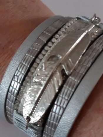 Très joli bracelet aimanté gris