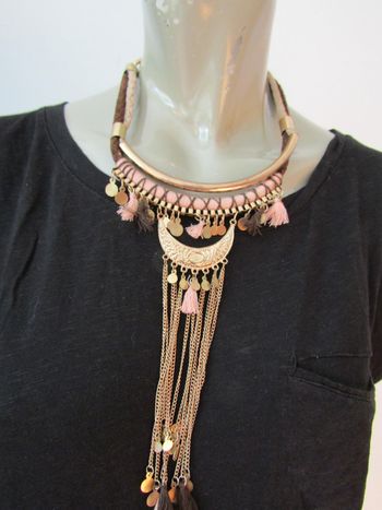 collier en métal doré + tissu rose et marron longueur réglable