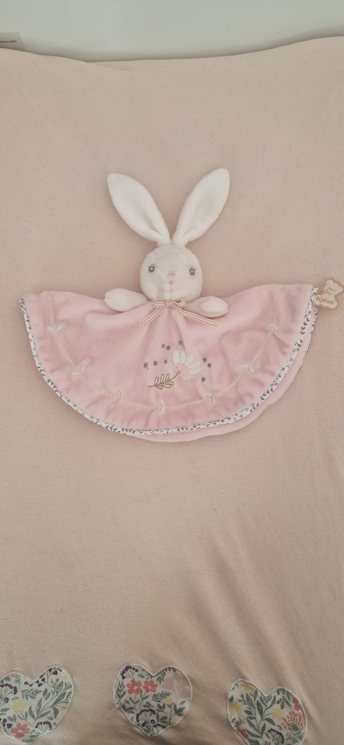 Doudou lapin rose et blanc Kaloo - photo numéro 2