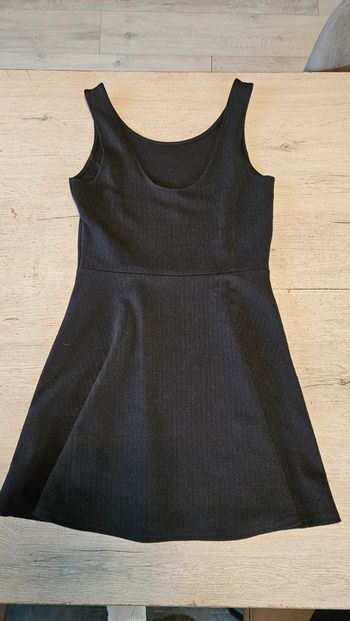 Robe noire courte à bretelles, évasée, style crèpe, H&M Divided, 38