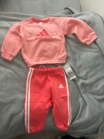 Ensemble survêtement adidas bébé 6-9 mois neuf 
