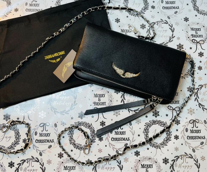 Écharpe Burberry 100% cachemire, motif Iconic Check beige. Dimensions 185 cm × 40 cm. Logo cavalier brodé + étiquette Burberry. État neuf, jamais portée. Livrée avec boîte, sac boutique, carte.  Couleur : Beige / noir / blanc / rouge (check - photo numéro 6