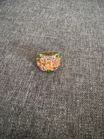 Bague dorée et multicolore