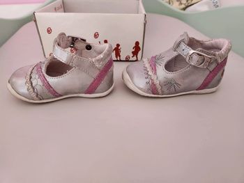 Chaussures GBB taille 18 grise pas nettoyer