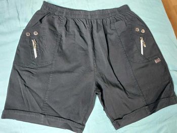 short noir avec fermeture