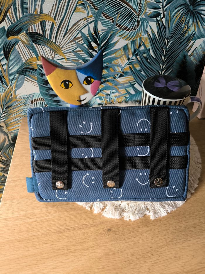 Pochette Cabaia 
édition limitée Smiley Tampere 
Neuve sans étiquette, jamais utilisée - photo numéro 2