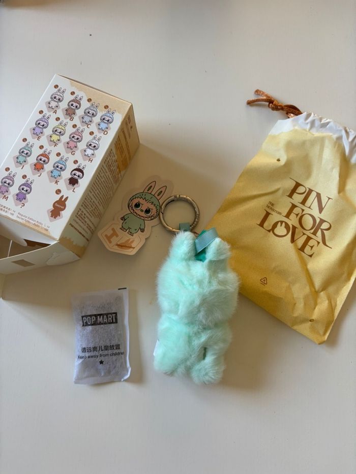 PopMart Labubu The Monsters Pin For Love «  i » - photo numéro 2