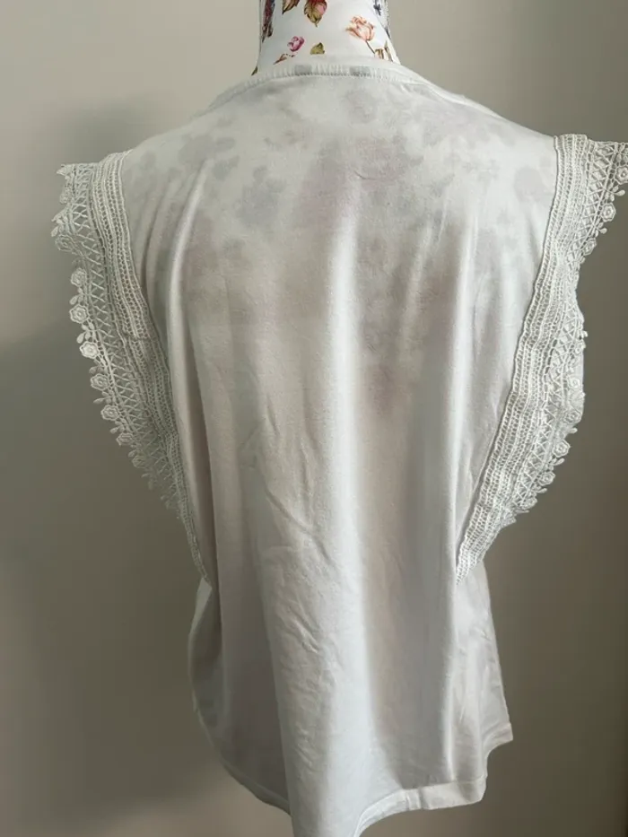 T-shirt blanc avec crochet sur les manches - photo numéro 4