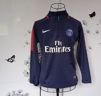 Beau haut de survêtement du PSG de couleur bleu marine. Taille 12 ans 