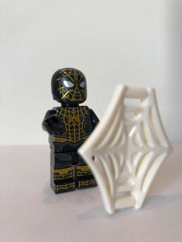 Figurine type lego Spiderman noir et or. Marvel - photo numéro 2