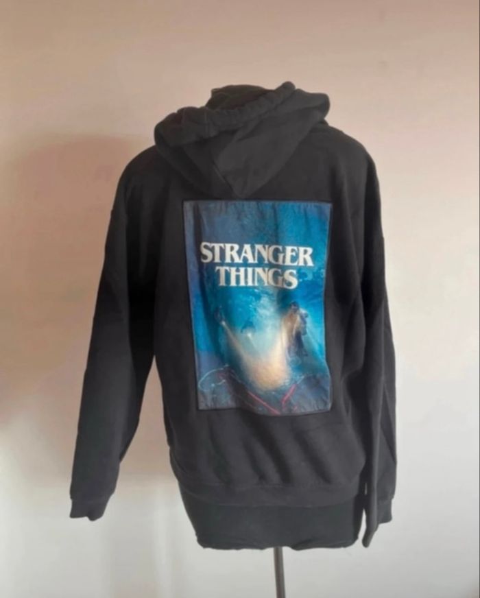 Pull à capuche Stranger Thing taille M de chez Jennyfer en très bon état - photo numéro 6