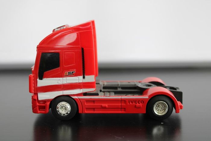 Hot wheels camio Iveco Stralis plus remorque atelier - photo numéro 5