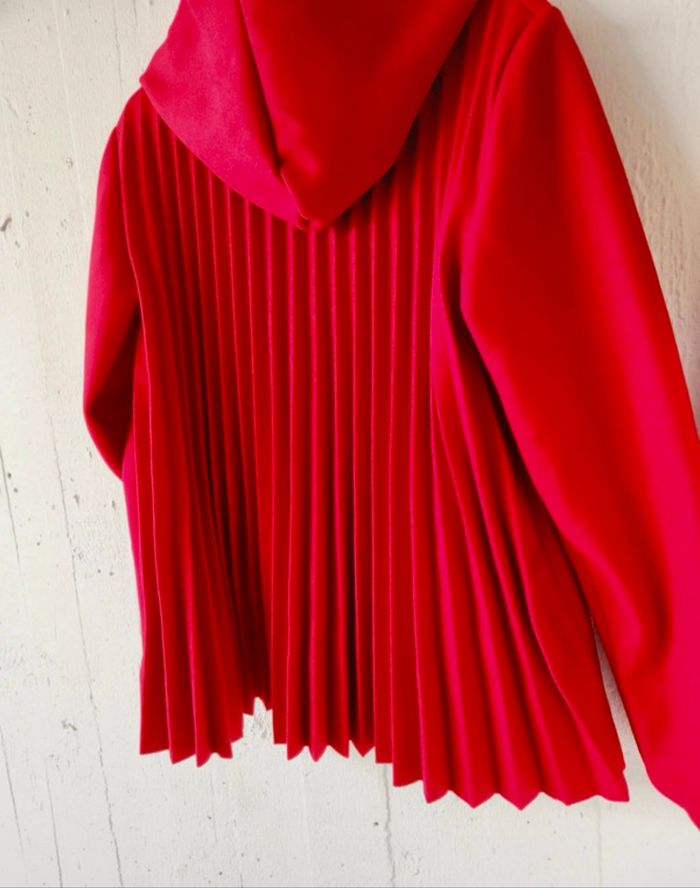 Veste manteau plissée au dos de couleur rouge. - photo numéro 8