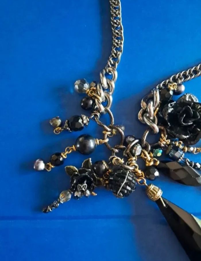 Collier fantaisie court NEUF avec breloques et pendentif - photo numéro 9