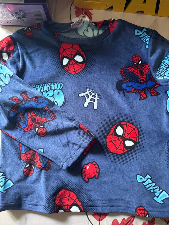 Pyjama velours Spiderman neuf 6 ans - photo numéro 3