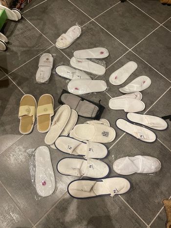 18 paires de chaussons d’hôtels
