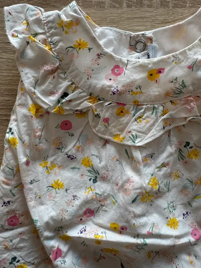Combinaison blanche à fleurs Petit Bateau 12 mois TBE - photo numéro 3