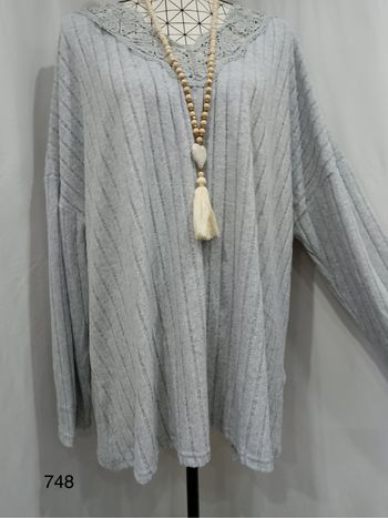 T-shirt grande taille gris avec bordure en dentelle guipure – chic et confortable toutes saisons