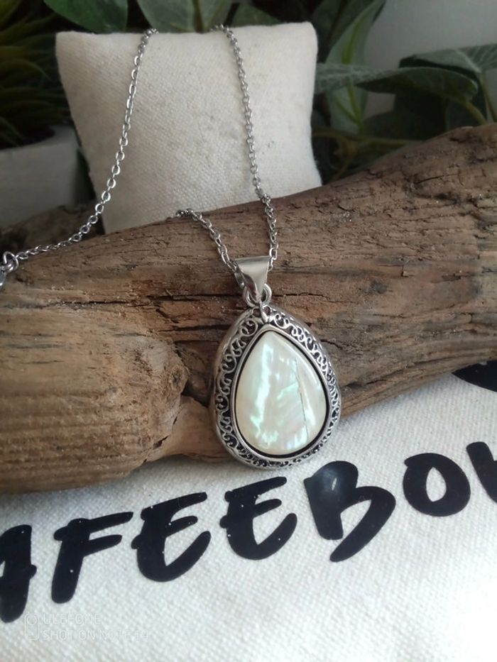 Collier pendentif de nacre blanche lumineuse - photo numéro 3