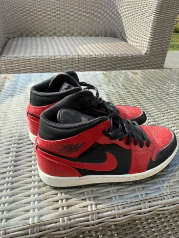 Jordan 1 Mid Reverse Bred rouge et noire
