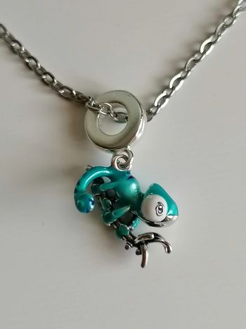 Collier et son pendentif caméléon