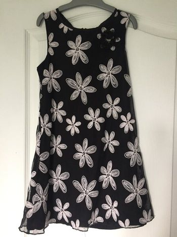 Robe noire à fleurs blanches