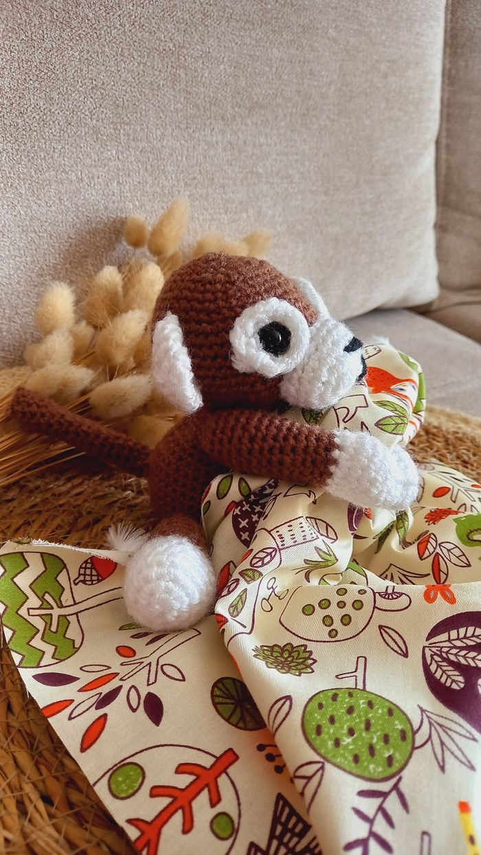 Doudou bébé peluche petit singe amigurumi avec tissu jungle - photo numéro 7