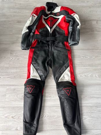 Combinaison moto blouson et pantalon cuir Dainese